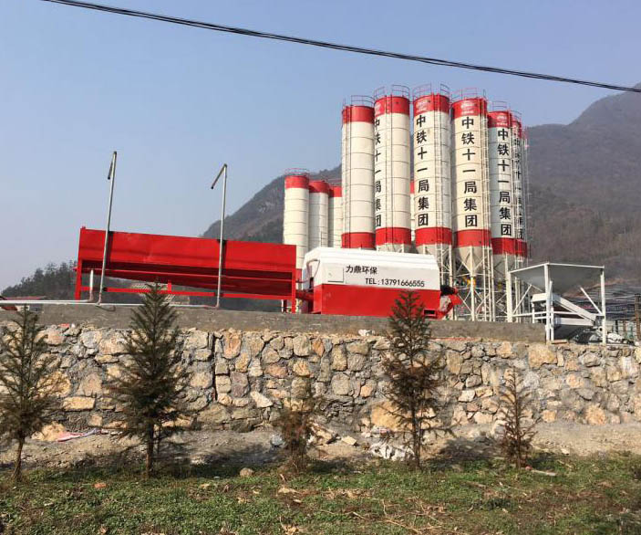 中鐵十一局現場工作中